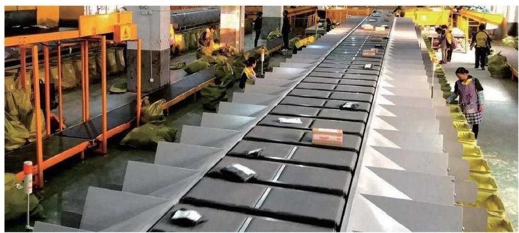 单层单车交叉带分拣系统现场，环形轨道高速运转